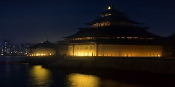 沈阳铁西区老工业街道夜景，展现铁西区浓厚的市井生活氛围与洗浴文化传统
